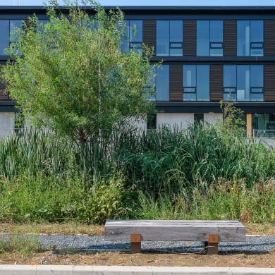 Banc Heavy-Heavy Industry dans parc d’entreprises circulaire Ambachtsezoom